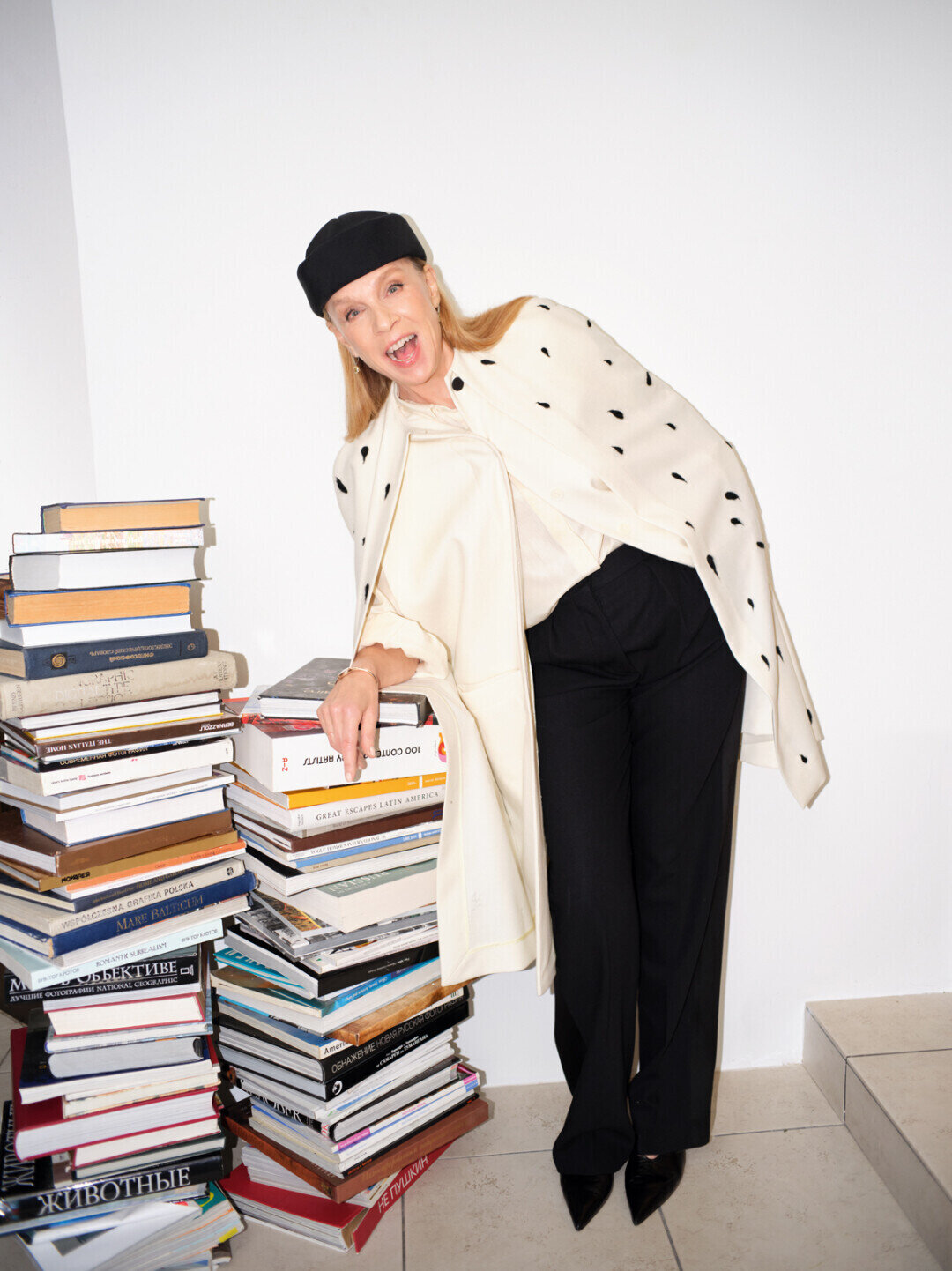 На Алене: серьги MERCURY, кейп CLOCHE, часы CARTIER, брюки OLD CELINE, головной убор «ГАРИН», туфли JIL SANDER