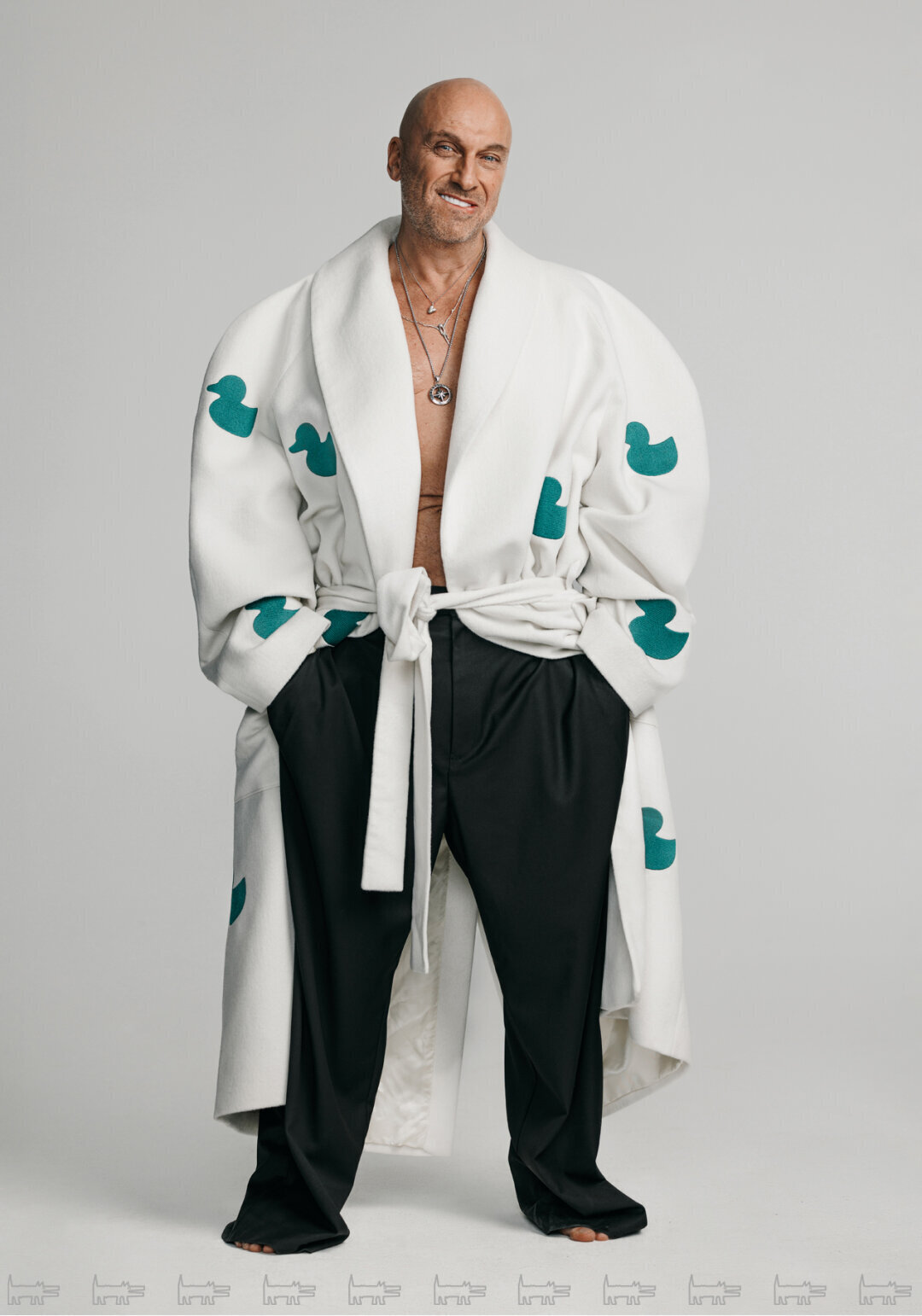 На Дмитрии: халат GOSIER, брюки USHATAVA, кулоны TECART (AllTime)