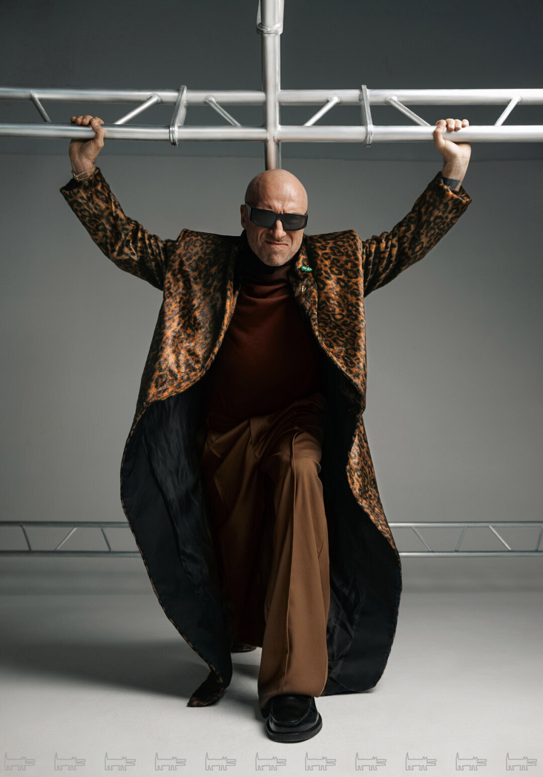 На Дмитрии: пальто и брюки CHERNIM CHERNO, бадлон KOVIK, обувь GEOX, очки FAKOSHIMA (WildHorn), часы DANIEL WELLINGTON (AllTime)