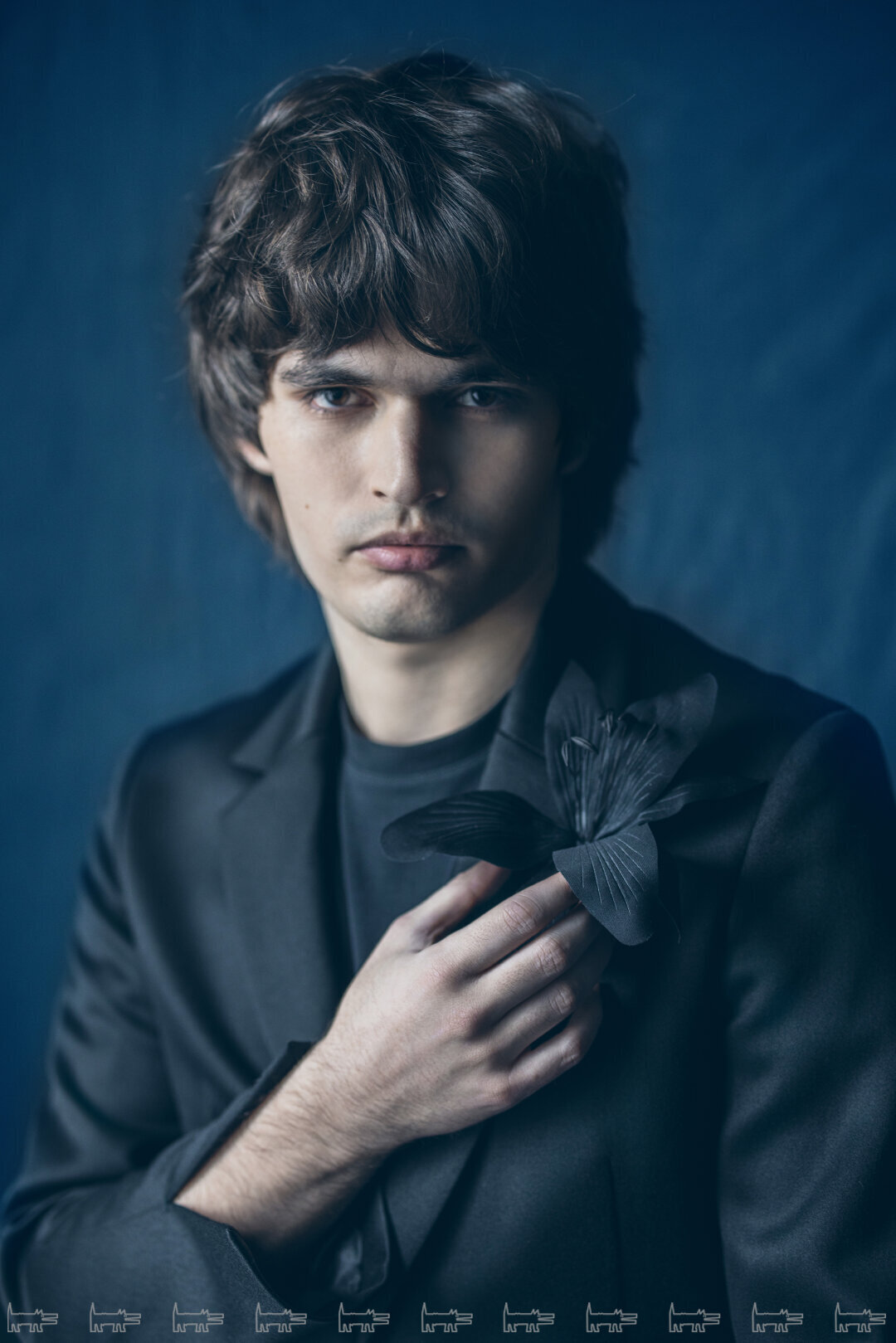 На Илье: смокинг, брошь, брюки HOUSE OF LEO