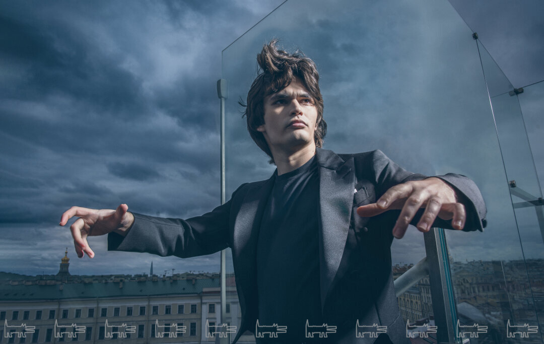 На Илье: смокинг, брошь, брюки HOUSE OF LEO