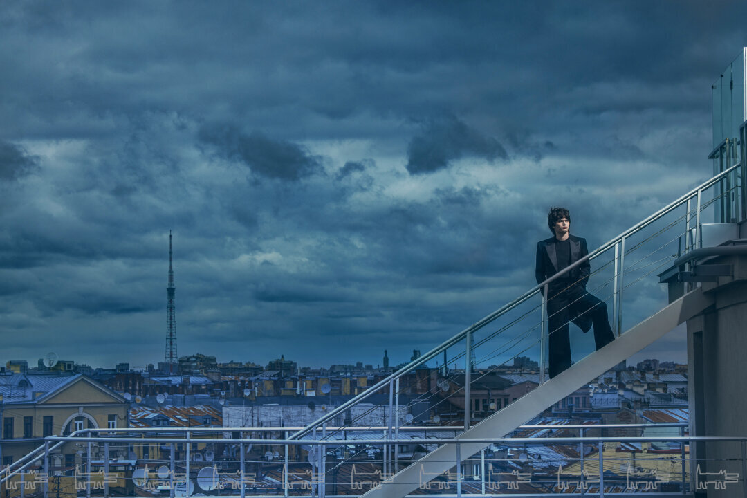 На Илье: смокинг, брошь, брюки HOUSE OF LEO