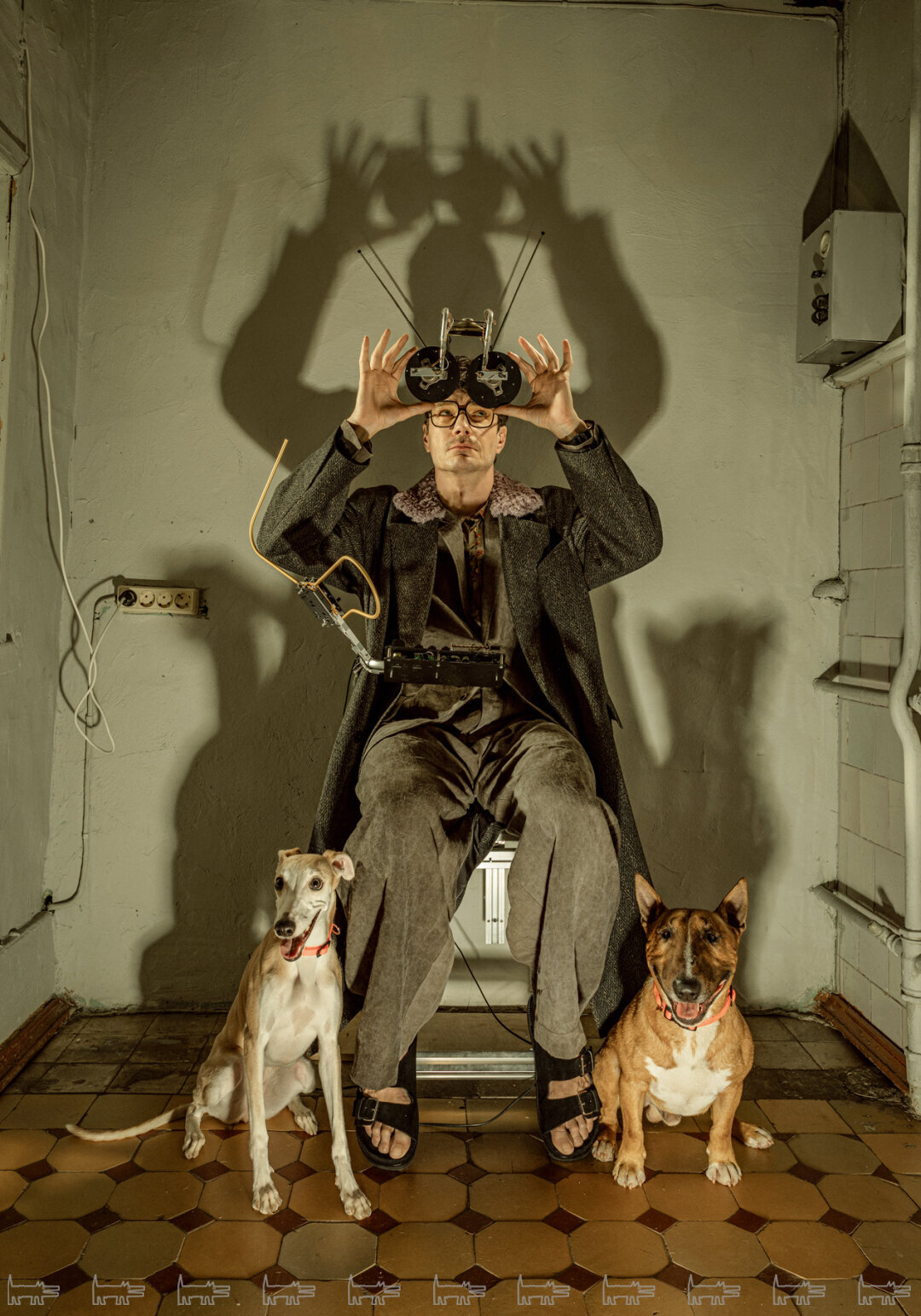 На Максиме: пальто ROGOVSHOP, сорочка и костюм UMA WANG (DayNight), сабо PRINCIPE DI BOLOGNA (No One), оправа TOM FORD (Optics Gallery)