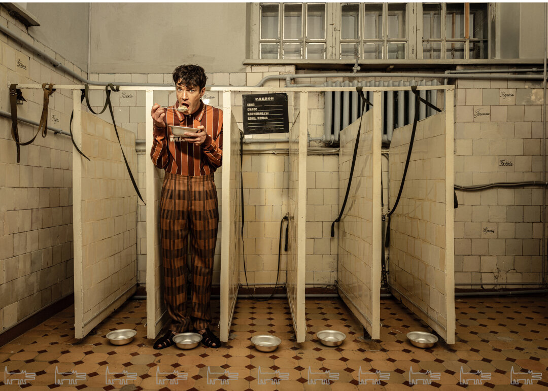 На Максиме: поло MARTIN ROSE (DayNight), брюки HOUSE OF LEO, сандалии PRINCIPE DI BOLOGNA (No One)