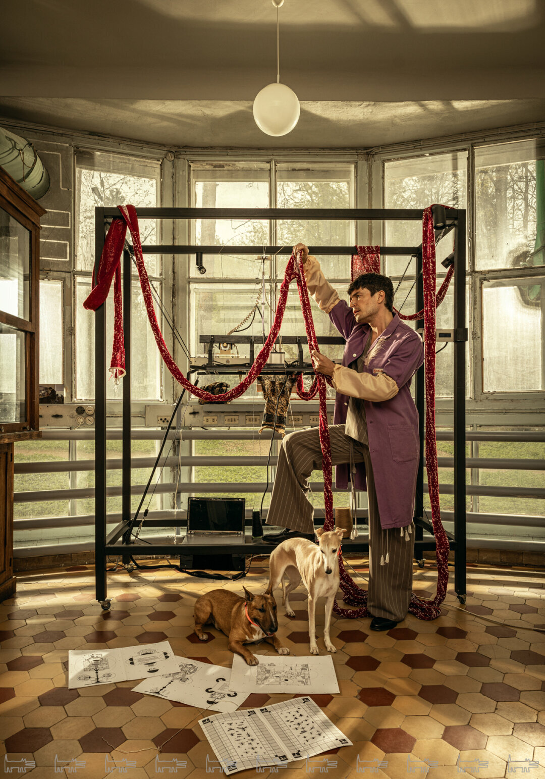 На Максиме: плащ RAF SIMONS (Supershop «Пиф Паф»), жилет и брюки HOUSE OF LEO, кафф на переносицу LETTERS AND STONES, лоферы GEOX