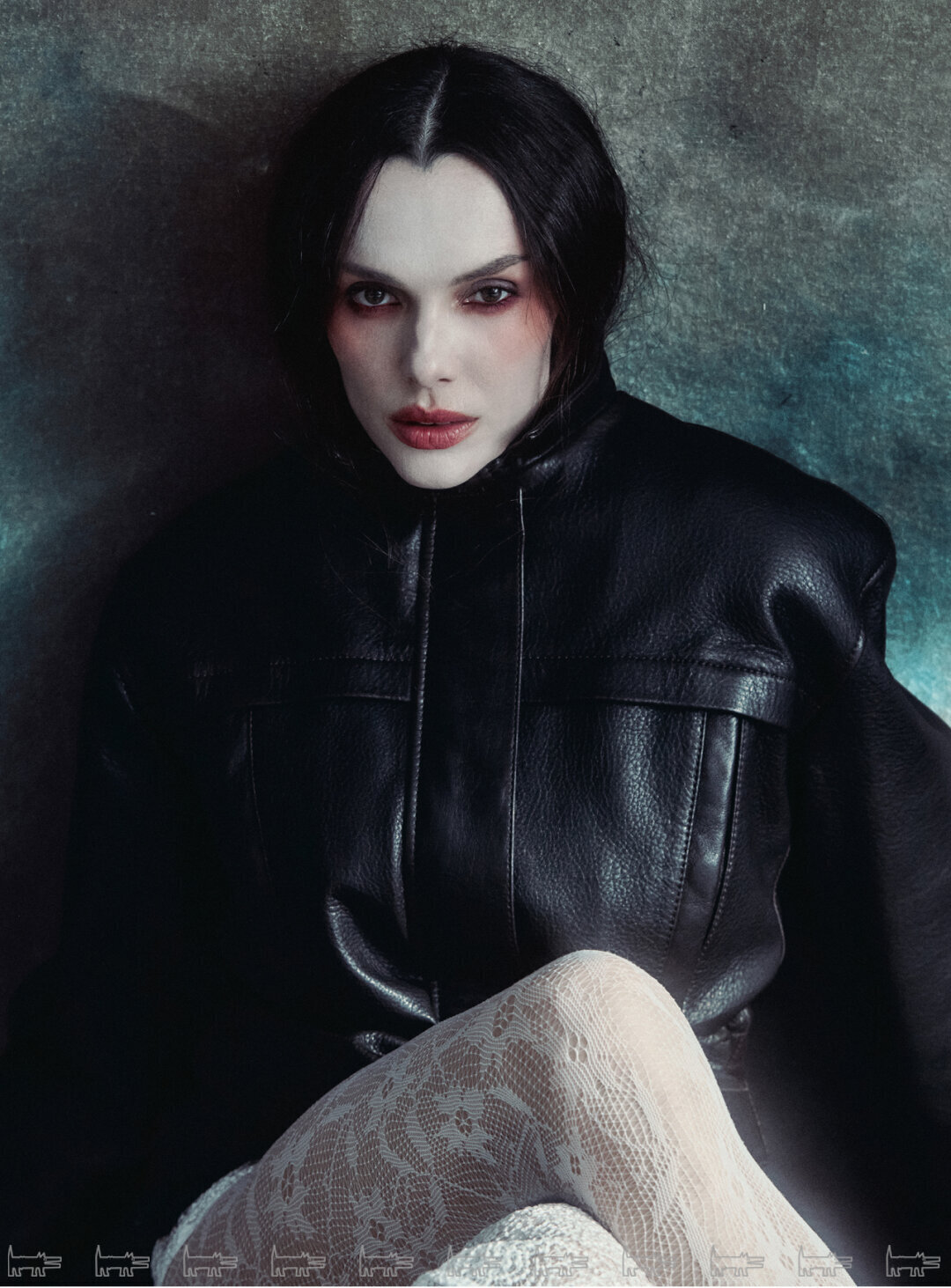 На Марии: куртка ROCKABI, колготки CREATIVE KONTORA, платье SUBBOTA