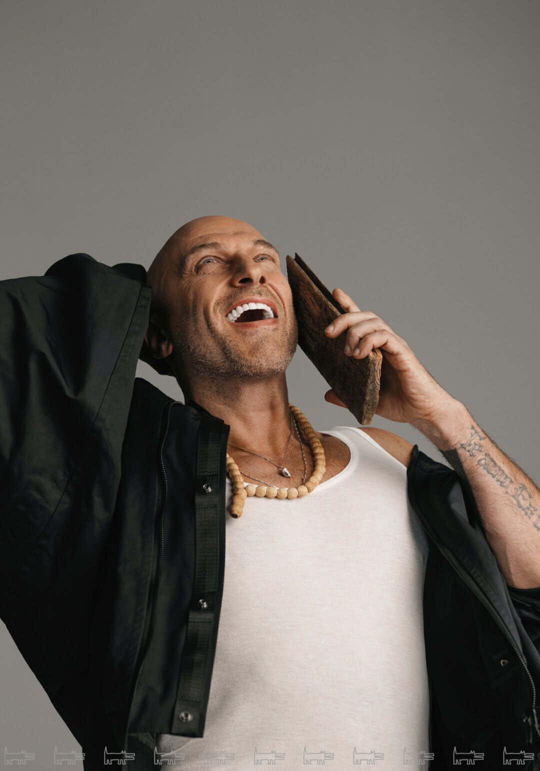 На Дмитрии: бомбер IANIS CHAMALIDY, майка USHATAVA, брюки CHERNIM CHERNO Телефон-лопата — скульптура Нестора Энгельке (из коллекции Дениса Химиляйне)