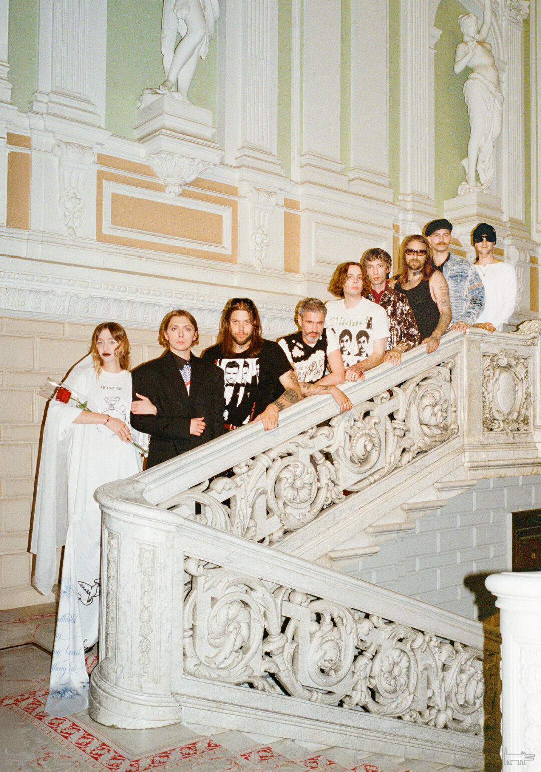 На Марии: футболка и юбка USHATAVA, туфли LIME На Александре: пиджак USHATAVA, рубашка CASABLANCA (Spin4spin), шорты MAISON MARGIELA