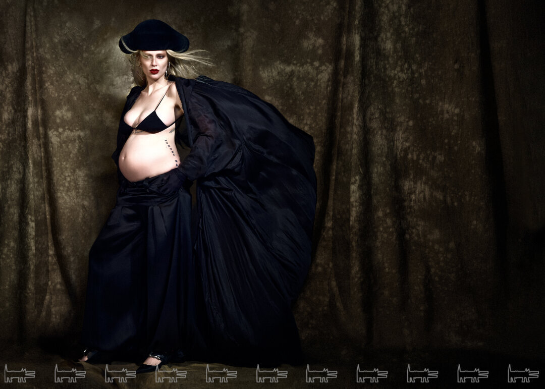 На Вике: шляпа LIA GUREEVA, лиф NAMELAZZ, накидка RICK OWENS, брюки DIOR (Arineari Archive), туфли ENFANTS RICHES DÉPRIMÉS, серьги HUGO KREIT