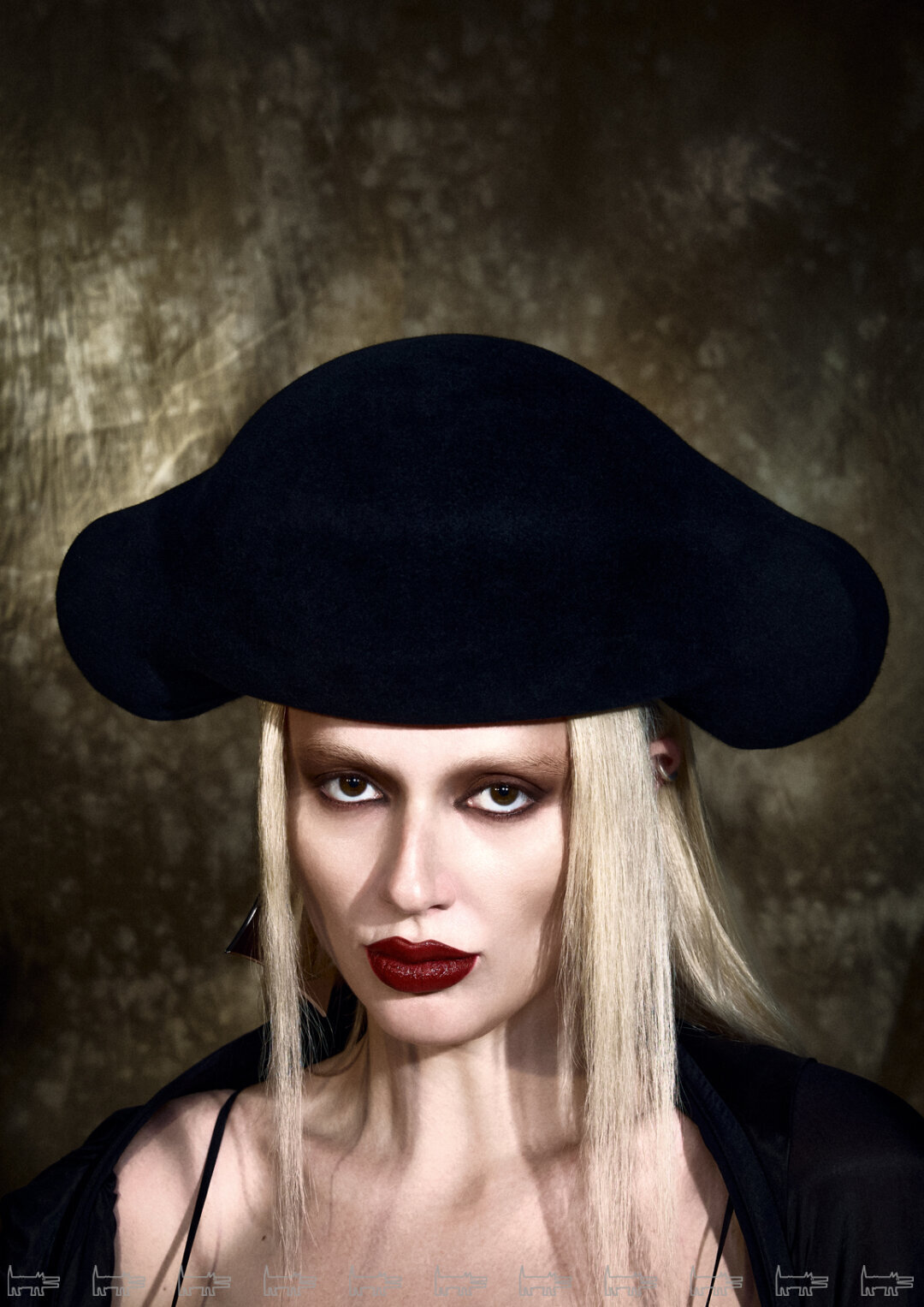 На Вике: шляпа LIA GUREEVA, накидка RICK OWENS, серьги HUGO KREIT (Poison Drop)