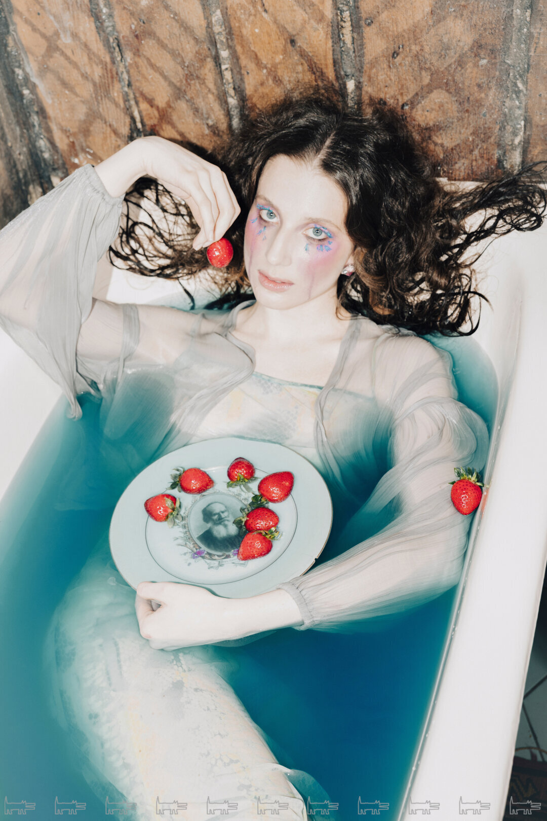 На Ксении: платье KARINA KRAPIVA, кимоно BLAGE, серьги NOUVELLE MODE (AllTime)