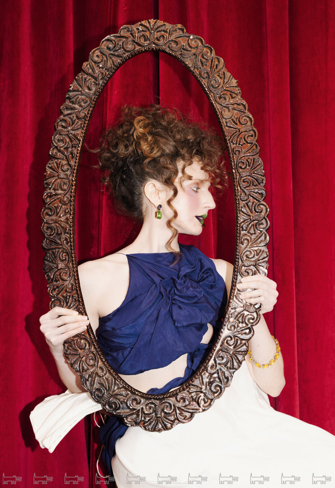 На Ксении: юбка и блуза со шлейфом IT’S RUME, серьги SONIA RYKIEL (AllTime), браслет SWAROVSKI (AllTime)