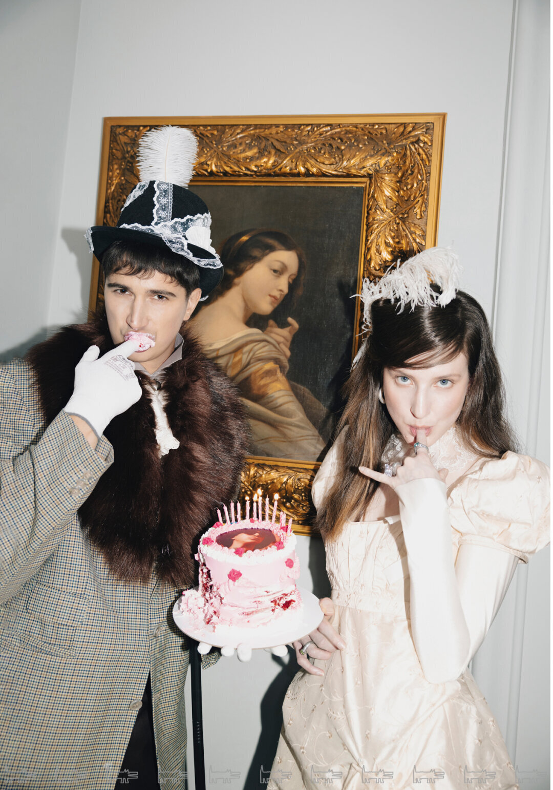 На Ксении: платье АЛИНА ЗАЙВАЯ, кольца SJEW На Илье: пиджак MADEMAN, шляпа KARINA KRAPIVA