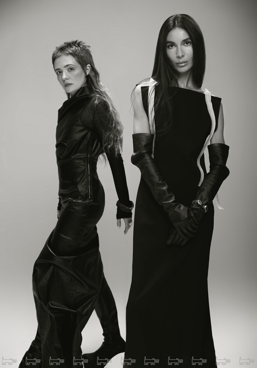 На Авдотье: платье RICK OWENS, лонгслив ANN DEMEULEMEESTER (все — ЦУМ), сапоги MAISON MARGIELA, браслеты и кольца CLASSICALORDERS На Оксане: платье