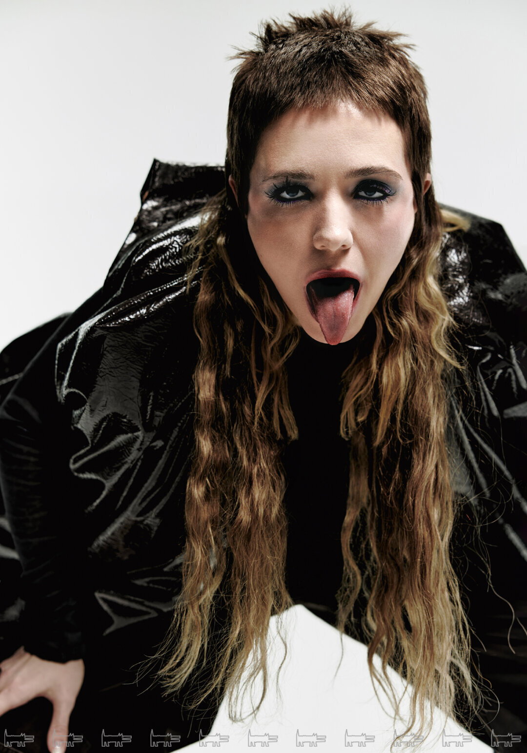 На Авдотье: лонгслив ANN DEMEULEMEESTER (ЦУМ), широкие джинсы THE ATTICO, кольца CLASSICALORDERS