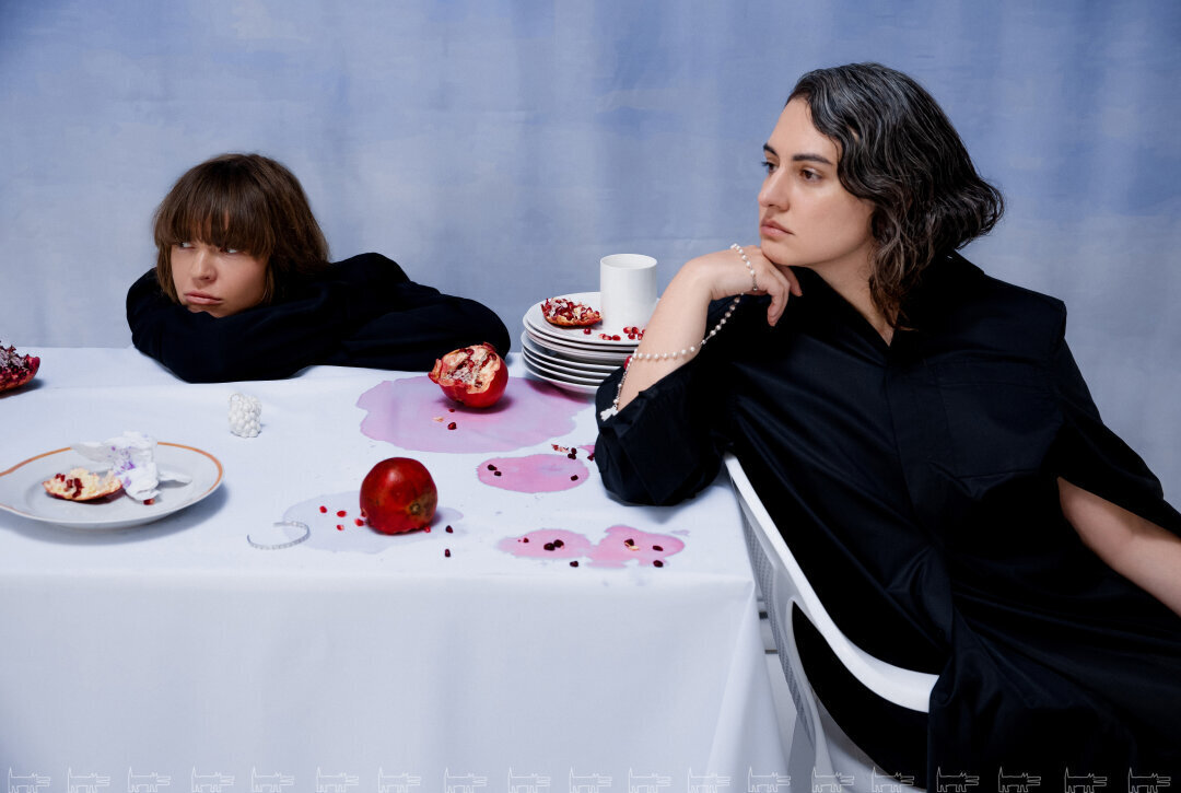 На Алисе: платье USHATAVA На Нино: рубашка, украшение USHATAVA (все — Ultima Яндекс Маркет)