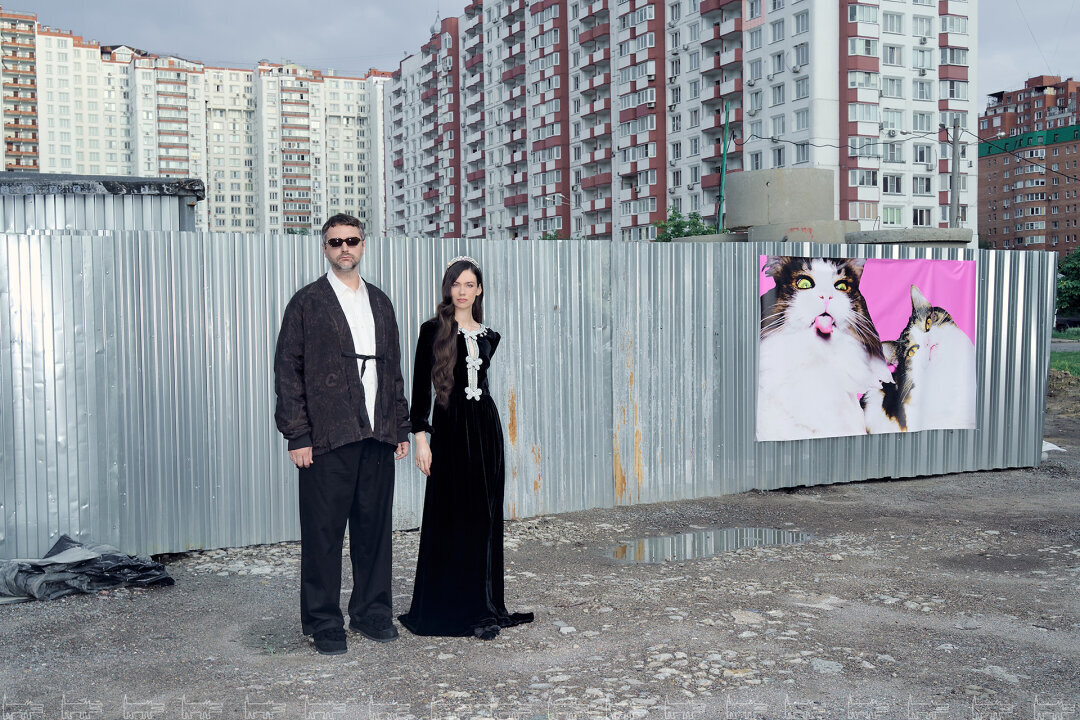 На Алине: платье SALONI, BABOCHKA На Александре: очки SUB SUN, NUW.Store, рубашка C.P. COMPANY, кимоно MAHARISHI, брюки LOPENZ, сабо GOOD NEWS, Studio