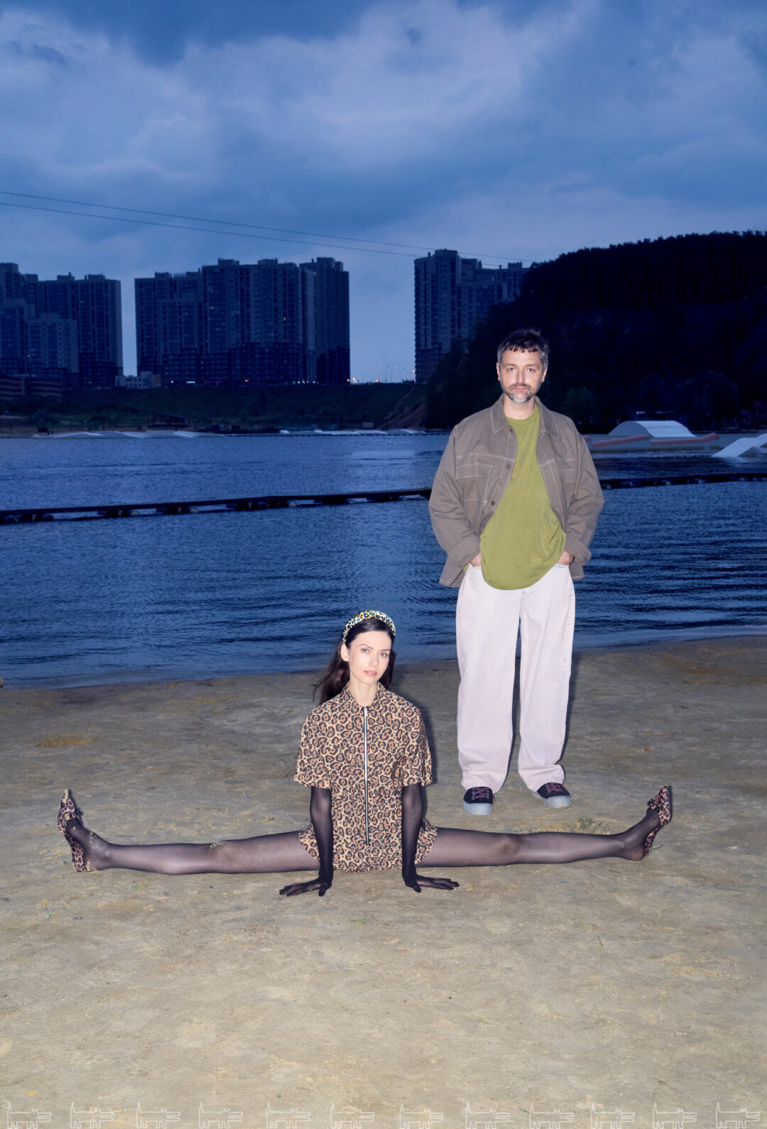 На Алине: комбинезон EMPORIO ARMANI На Александре: куртка DROP POCKET, футболка HERESY, джинсы LOOSE FIT, кеды STAR, NUW.Store (все — Ultima Яндекс