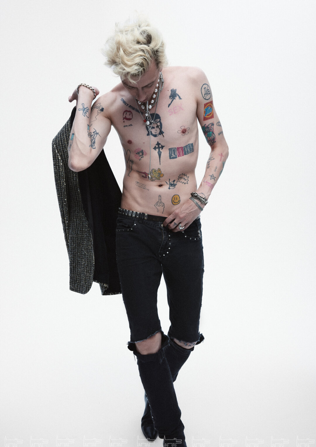 На Никите: браслет ANN DEMEULEMEESTER, цепь OMUT, чокеры GEM KINGDOM и ELLEN CONDE (все — Poison Drop, Ultima Яндекс Маркет)