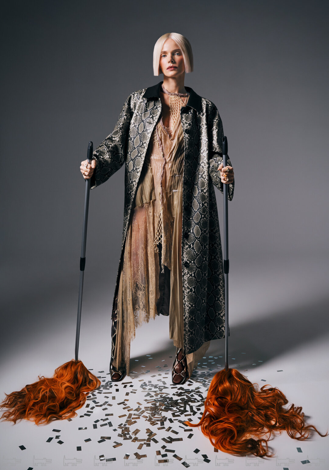 На Елизавете: кольца MESSIKA, CASATO, ROBERTO COIN (Mercury), платье ST BY SONYA TIKHONOVA, тренч DIVNO, сапоги LE SILLA (ДЛТ)