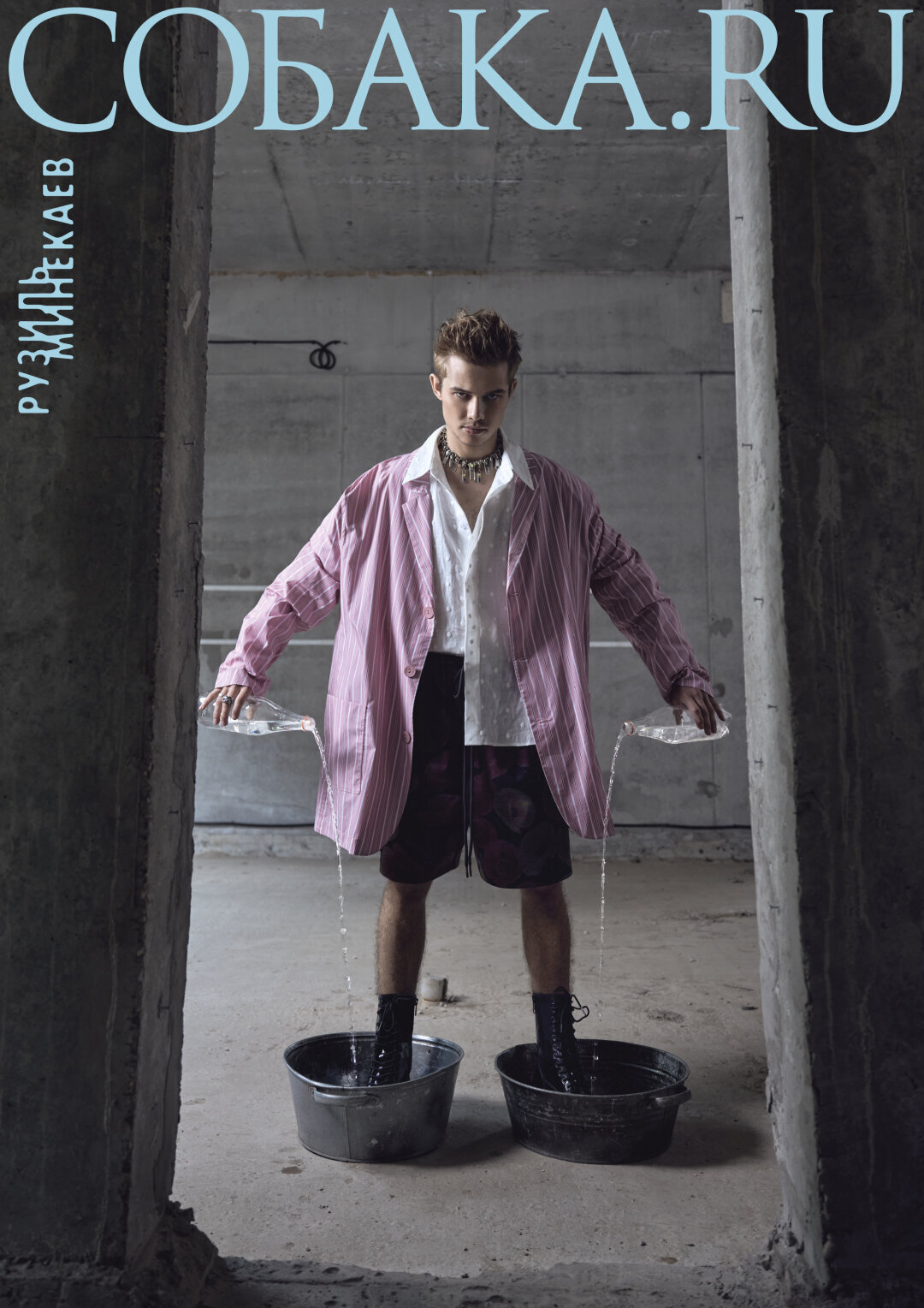 На Рузиле: пиджак и шорты ROGOV SHOP, рубашка WALK OF SHAME, ботинки DIESEL, кольцо GRAIN JEWELRY (Poison Drop), цепь RAW STORAGE