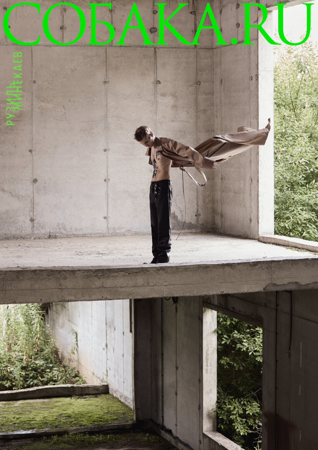 На Рузиле: тренч WALK OF SHAME, цепь DIESEL (Poison Drop), брюки и ботинки DIESEL