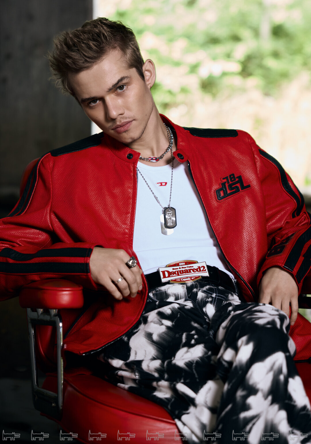 На Рузиле: куртка и майка DIESEL, ремень DSQUARED2 (все — ЦУМ), джинсы RED SEPTEMBER, кольцо GRANI JEWELRY (Poison Drop)