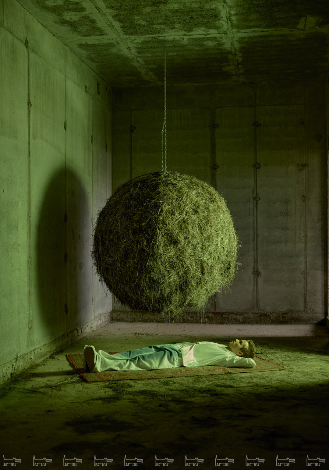 На Рузиле: цепь DIESEL (Poison Drop), лонгслив и ветровка WALK OF SHAME, джинсы RED SEPTEMBER Анна Салимзянова «Теплообмен», выставка «Быть здесь