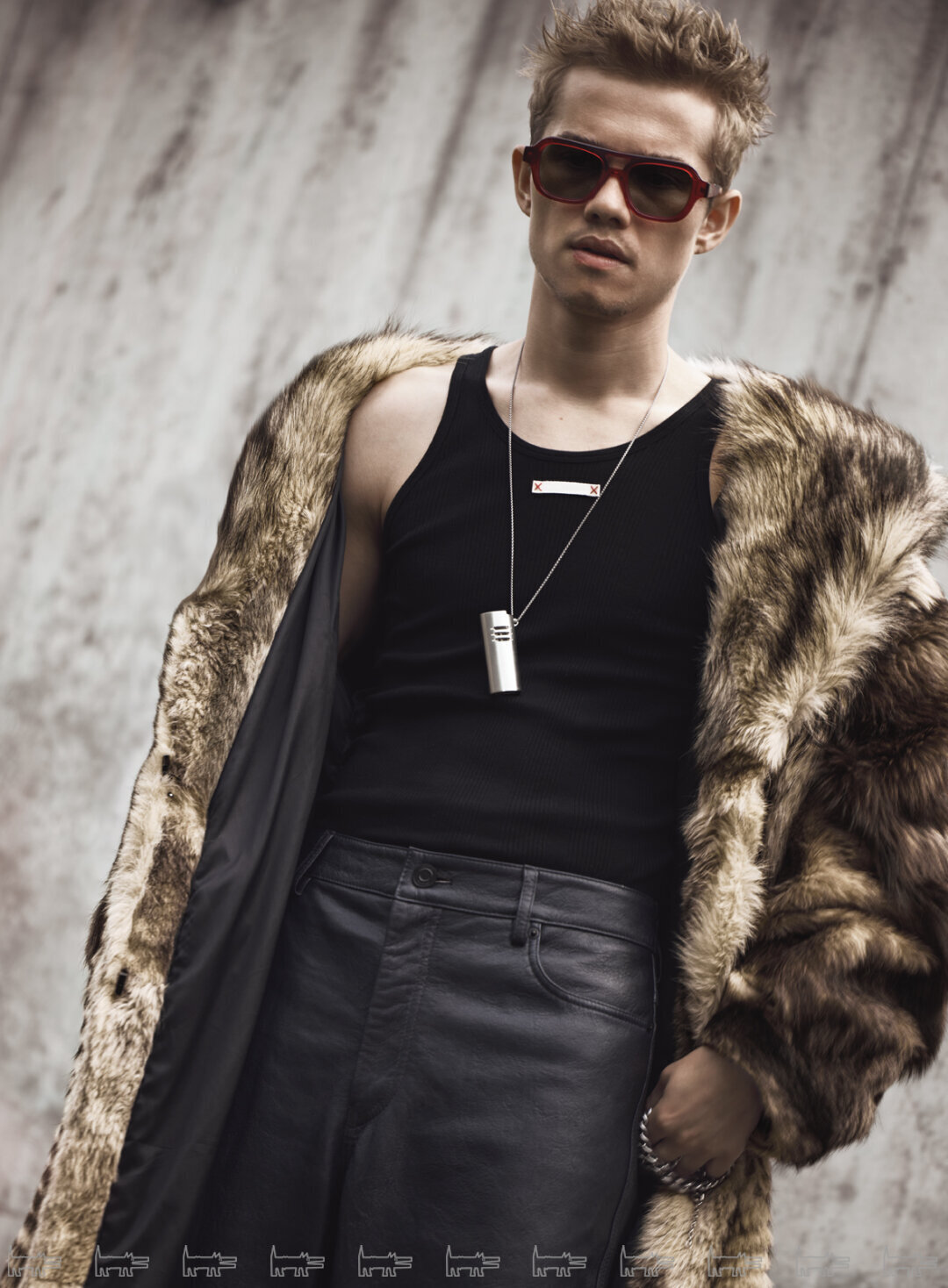 На Рузиле: подвеска RICK OWENS (Poison Drop), майка MAISON MARGIELA, брюки JUUN.J, ботинки DIESEL (все — ЦУМ), очки KUB0RAUM