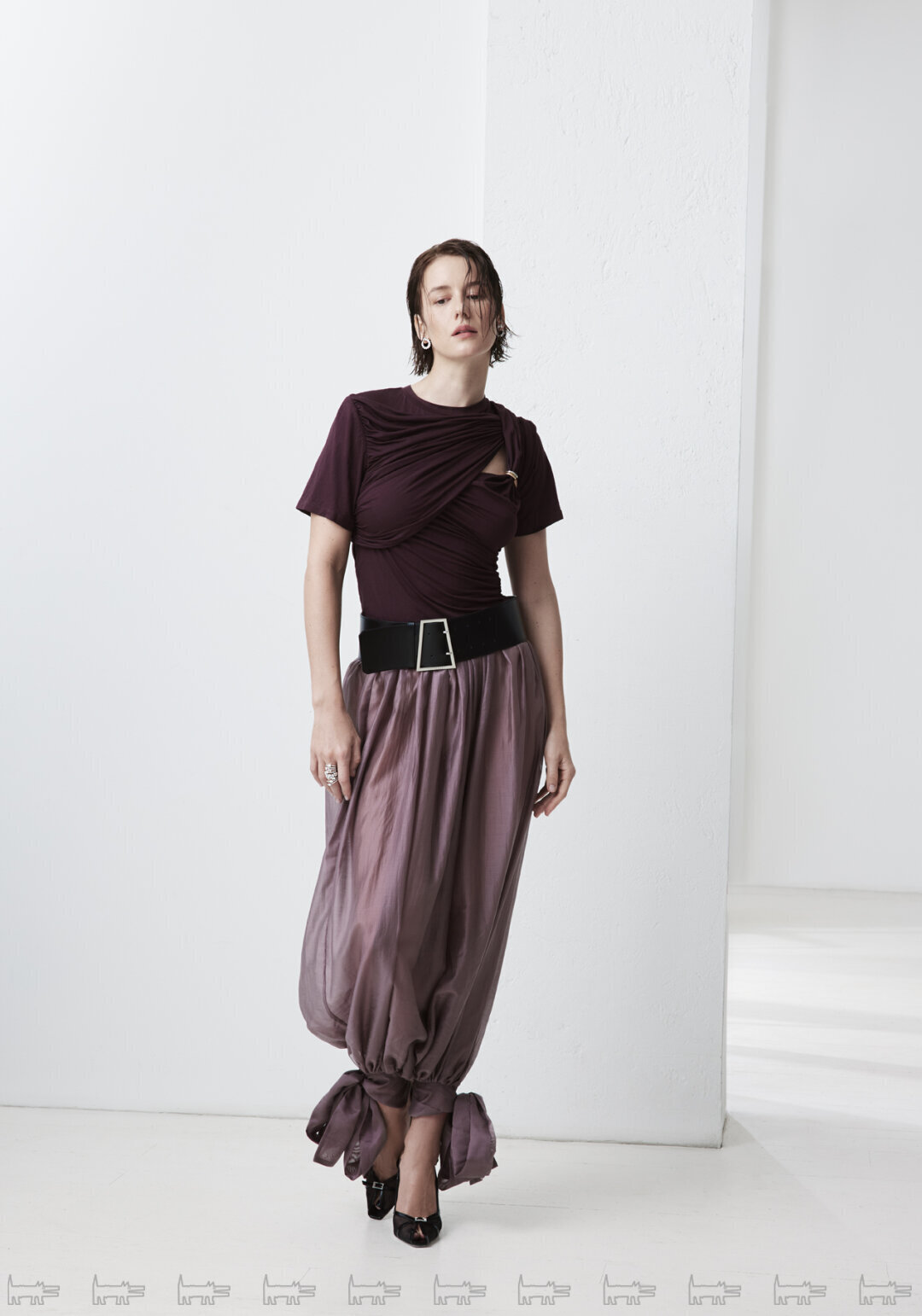 На Ирине: серьги и кольца MIUZ DIAMONDS, топ и брюки SAY NO MORE, ремень TRUSSARDI (Lamoda) обувь LE SILLA (ЦУМ)