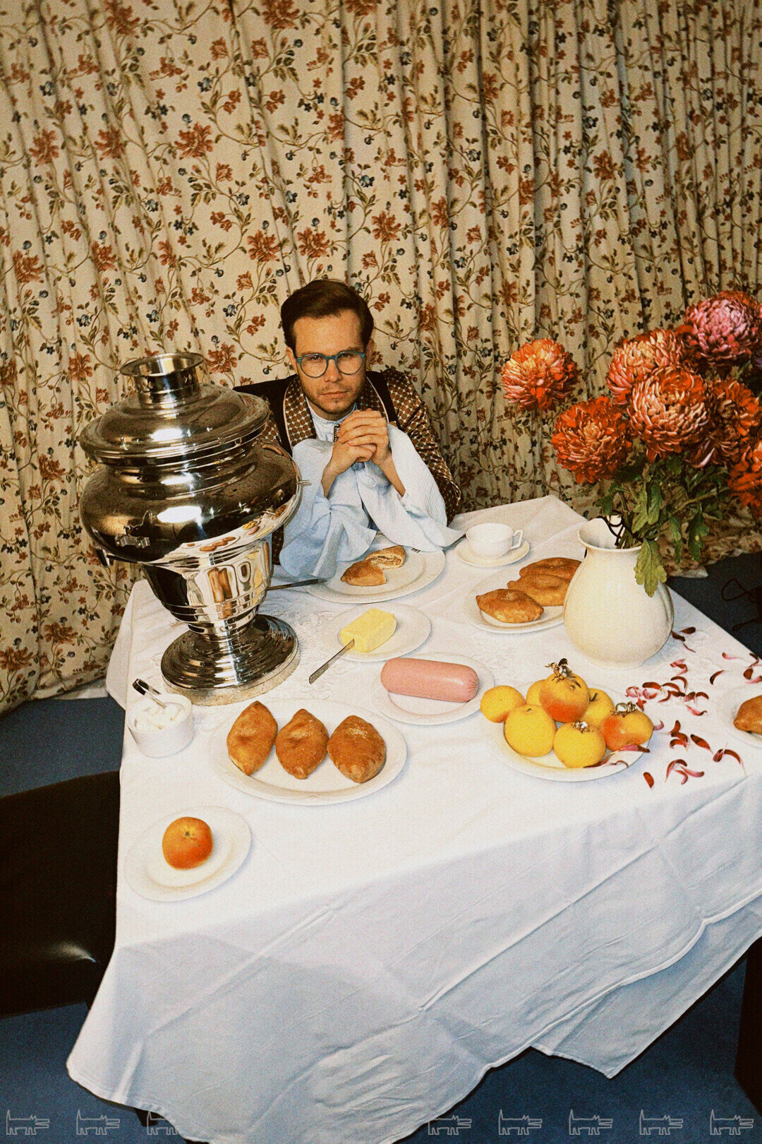 На Анатоле: пиджак CALLIOPE, рубашка ANGELVIBE, жилет ЭЛЬМИРА ОСПАНКУЛОВА, брошь KENZO VINTAGE, очки O.D.L.