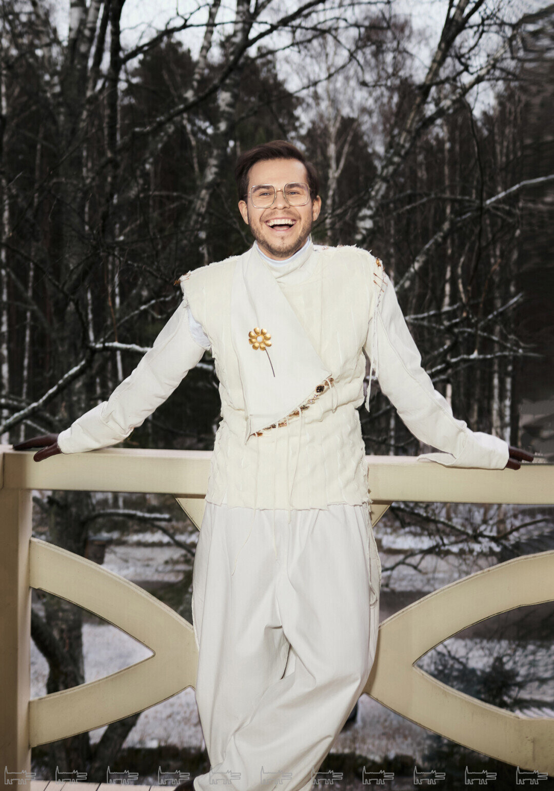 На Анатоле: костюм ЭЛЬМИРА ОСПАНКУЛОВА, брошь KARL LAGERFELD VINTAGE, перчатки 12 STOREEZ, очки O.D.L.