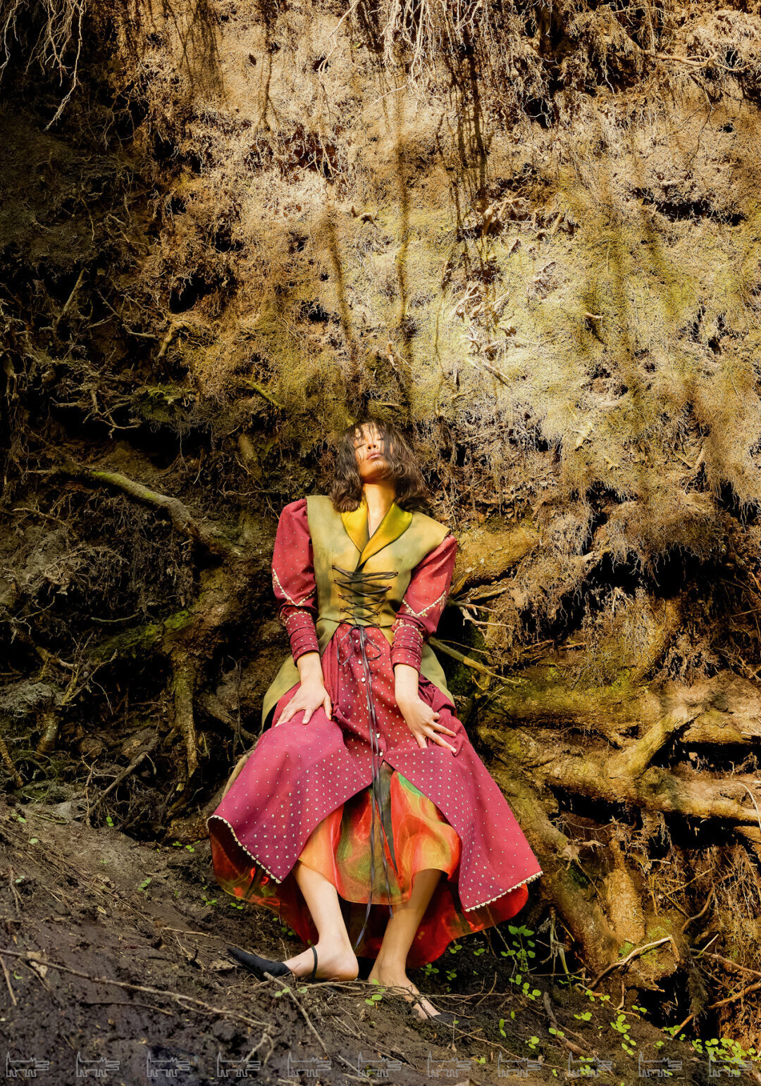 На Ренате: платье ULYANA SEGREENKO, фрак OLA OLA, обувь MAAG