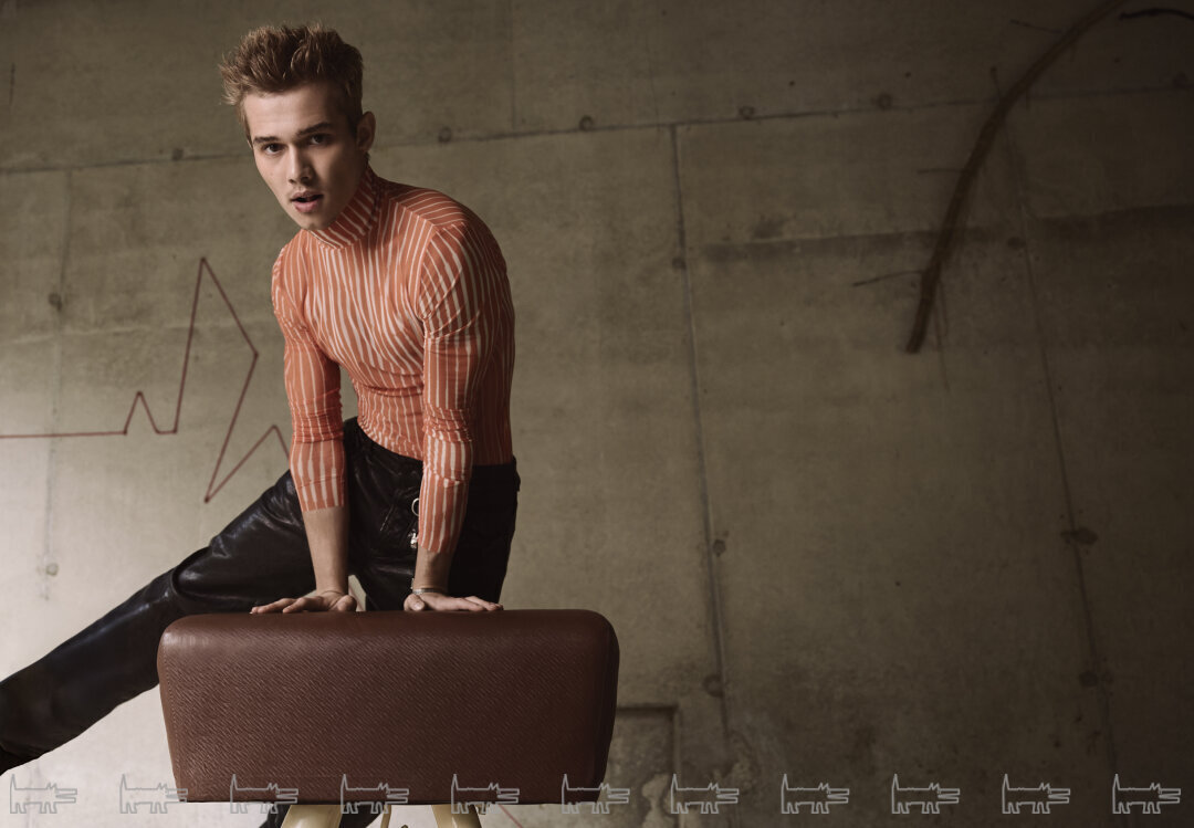 На Рузиле: лонгслив RED SEPTEMBER, брюки DIESEL, брелок-пазл AQUAGIRL (Poison Drop)