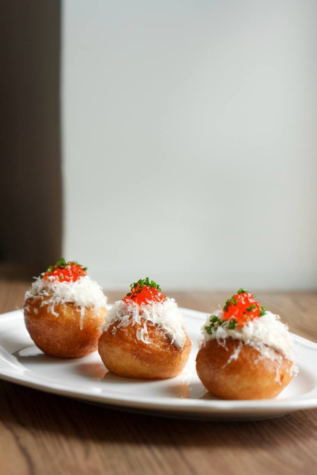 Soul Babe Всем бежать и смотреть, какая роскошная старинная изразцовая печь украшает Soul Babe. По вечерам зажигают свечи под звучание винила на