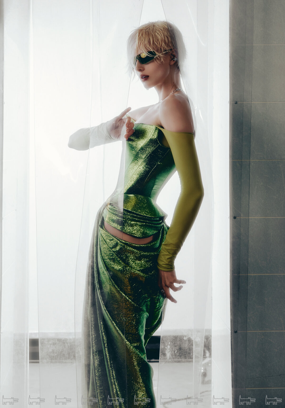 На Саше: украшения ALROSA DIAMONDS, платье BELIK, очки GUCCI (Optics Gallery)