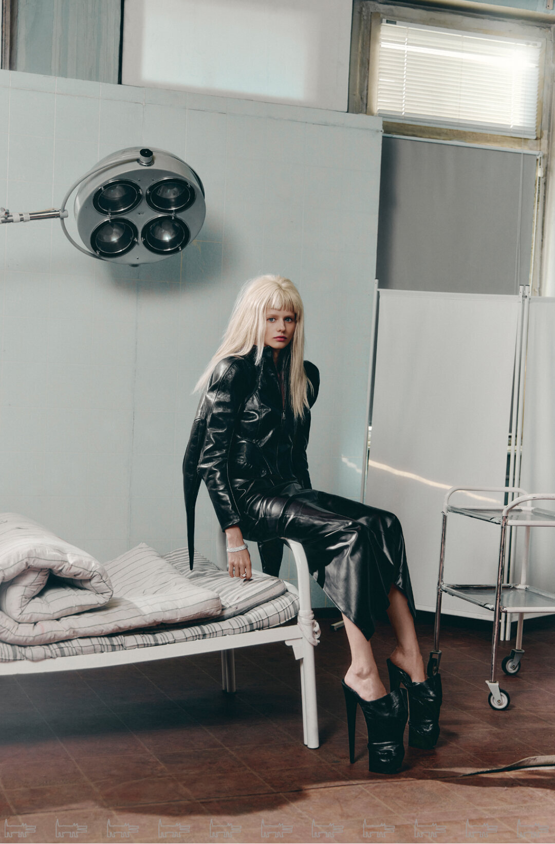 На Саше: украшения ALROSA DIAMONDS, жакет и туфли MIGMOON, юбка 404 NOT FOUND