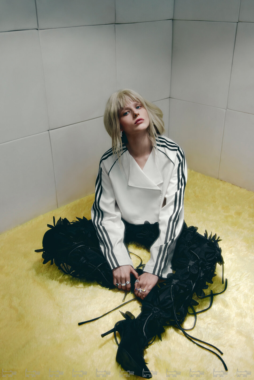 На Саше: кольца и серьги ALROSA DIAMONDS, куртка ADIDAS, сапоги-брюки ALEXANDER ARUTYUNOV