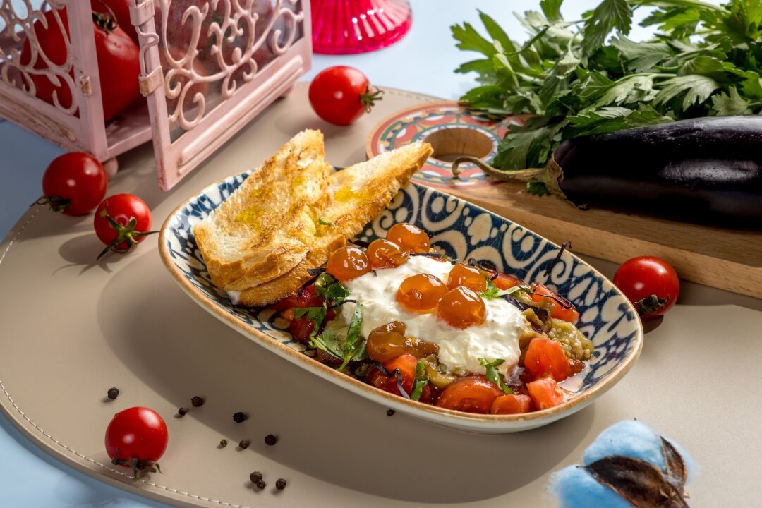 Страчателла с запеченным баклажаном и вареньем из белой черешни, «Чайхана Matur Lounge»