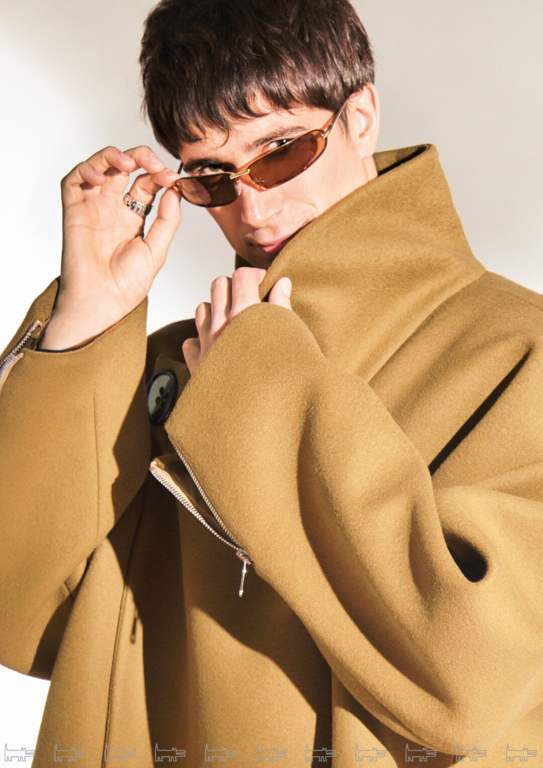 Илья Куруч (стритстайл-комик и бисквит для наших нейронов!) в тотал-луке Gosier от победителя конкурса «Новые имена в моде» — 2025 Даниила Объюхова