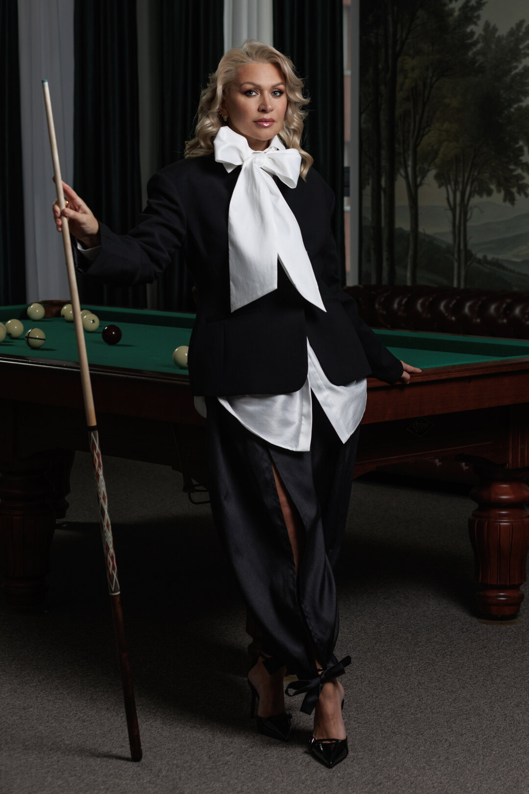 На Надежде: блуза и брюки Yana Besfamilnaya, жакет Lime, туфли MAAG, серьги Mousson Atelier («Эталон»)