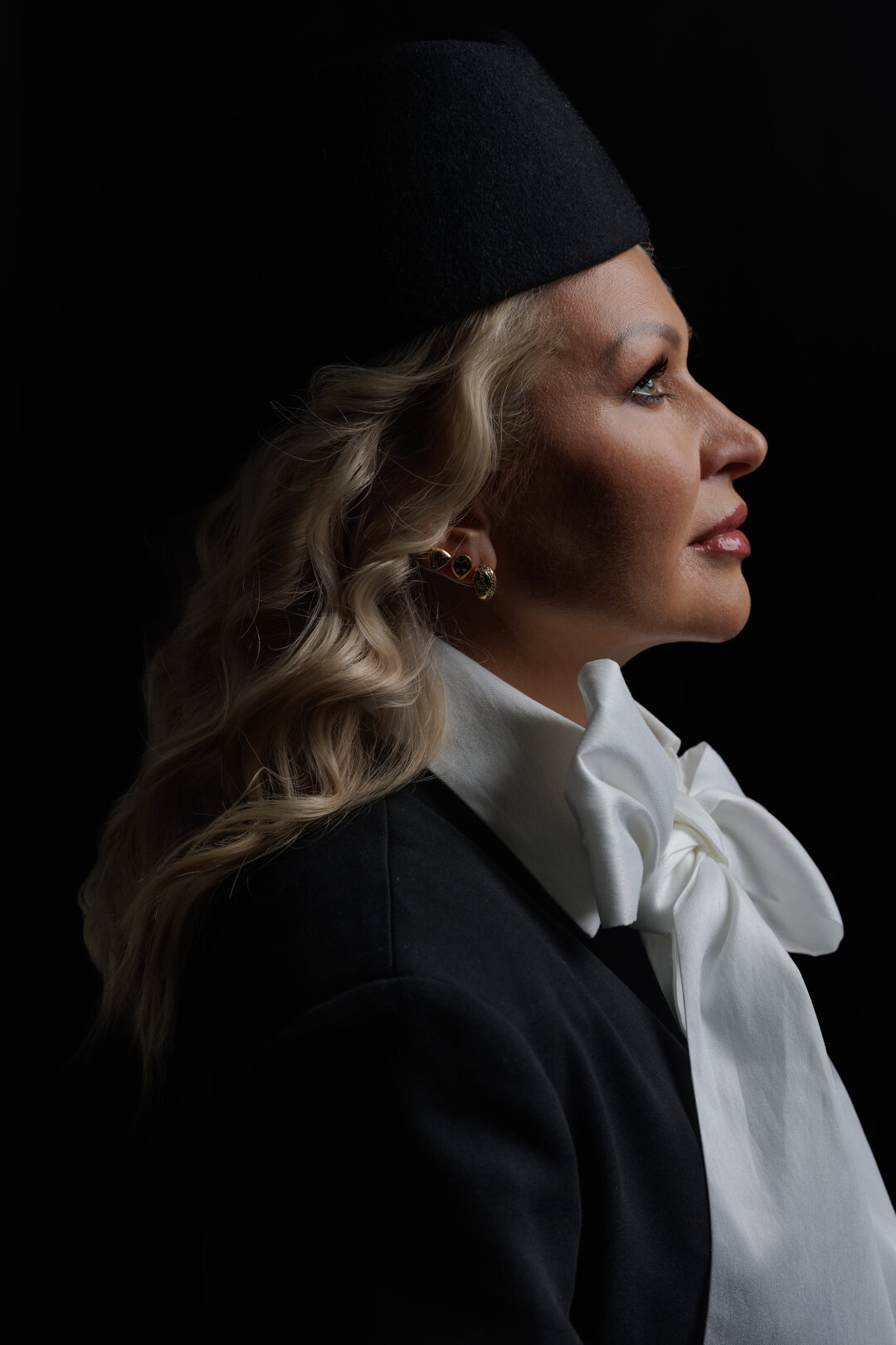 На Надежде: блуза Yana Besfamilnaya, жакет Lime, серьги Mousson Atelier («Эталон»)