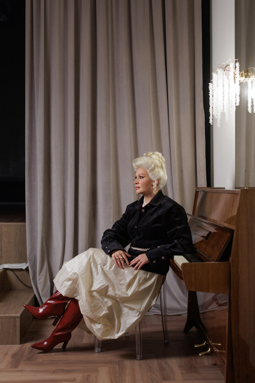 На Надежде: жакет Yana Besfamilnaya, сапоги MAAG, каффы, колье и кольца Utopia, серьги Yana, кольца RF Jewels («Эталон»)