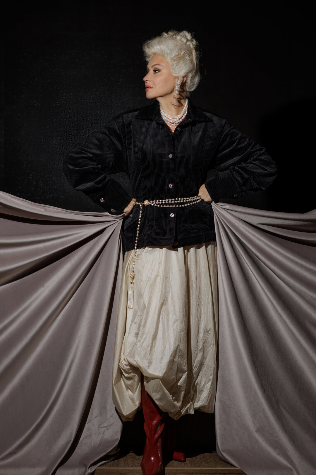 На Надежде: жакет Yana Besfamilnaya, сапоги MAAG, каффы, колье и кольца Utopia, серьги Yana, кольца RF Jewels («Эталон»)