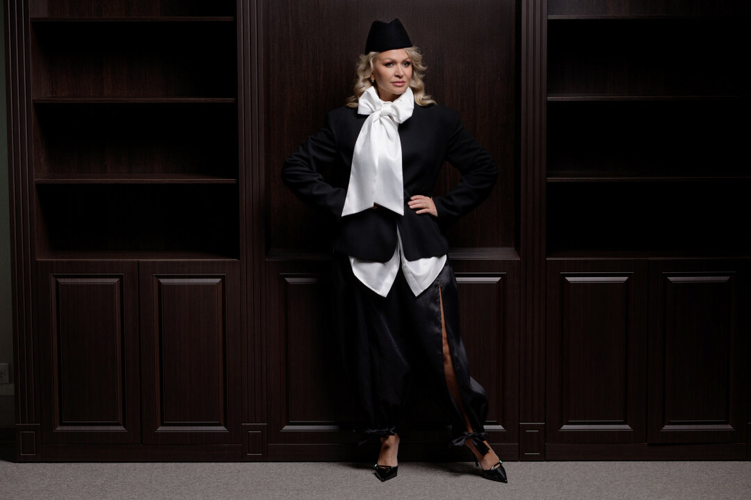 На Надежде: блуза и брюки Yana Besfamilnaya, жакет Lime, туфли MAAG, серьги Mousson Atelier («Эталон»)