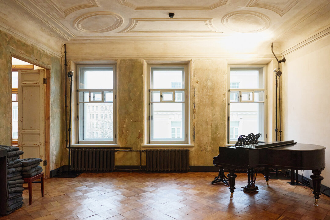 Гостиная — самое большое пространство квартиры Введенских, где сохранилась историческая печь. Рояль «Мюльбах» — подарок священника Бориса Левитана