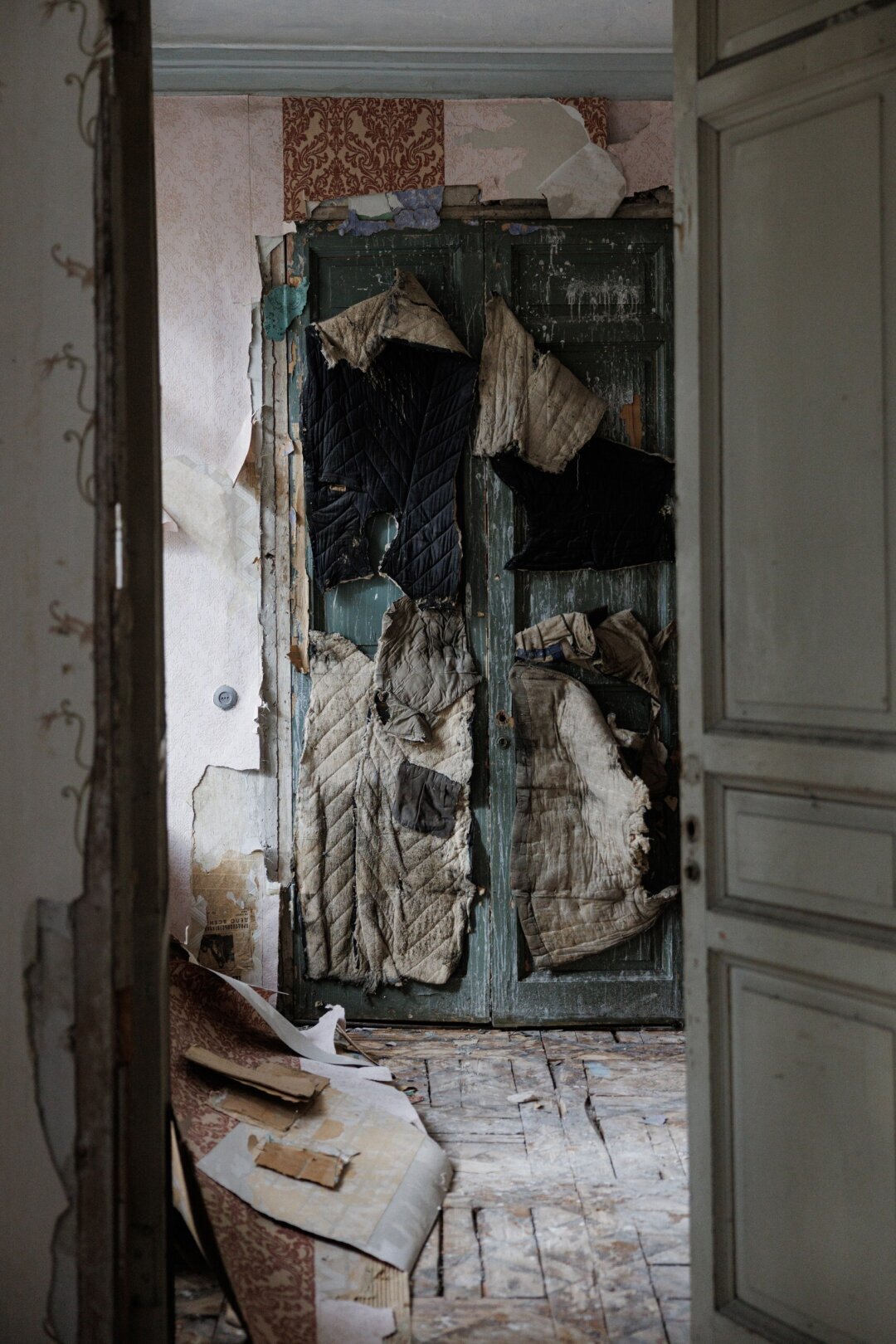 Анфиладная дверь, заложенная ватником фабрики Володарского 1920-х годов