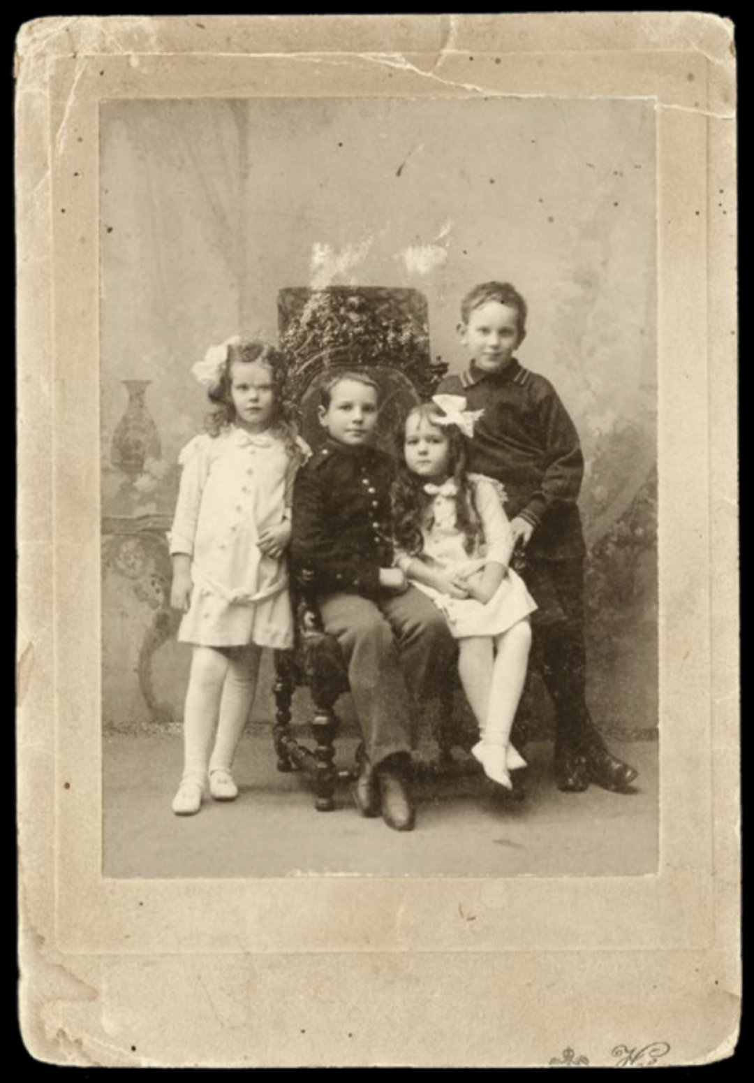 Фотография Саши Введенского с сёстрами и братом. Отпечаток. Петроград, середина 1910-х