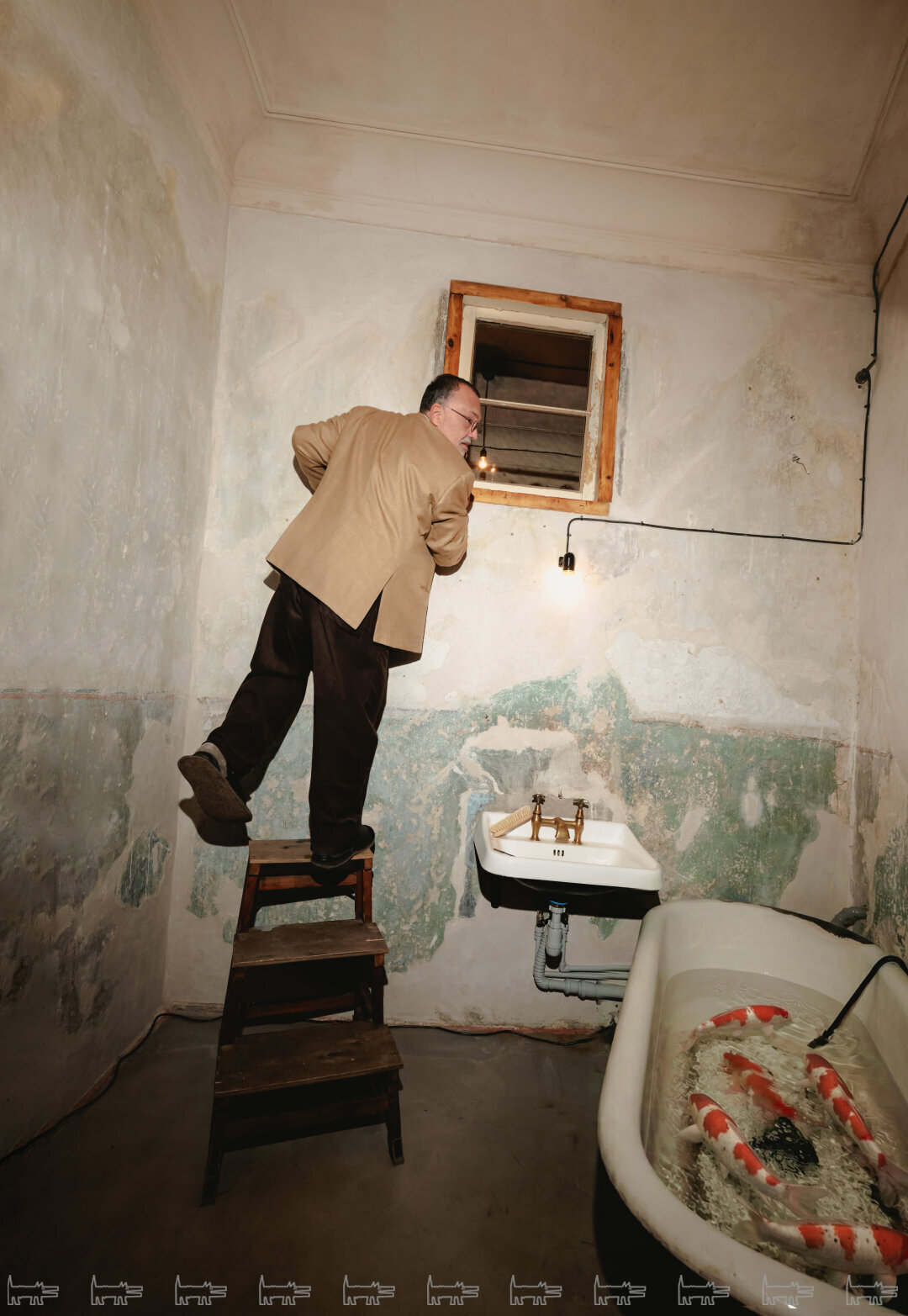 Директор музея Андрей Гнатюк в ванной и рыбки (в ванне в ванной)