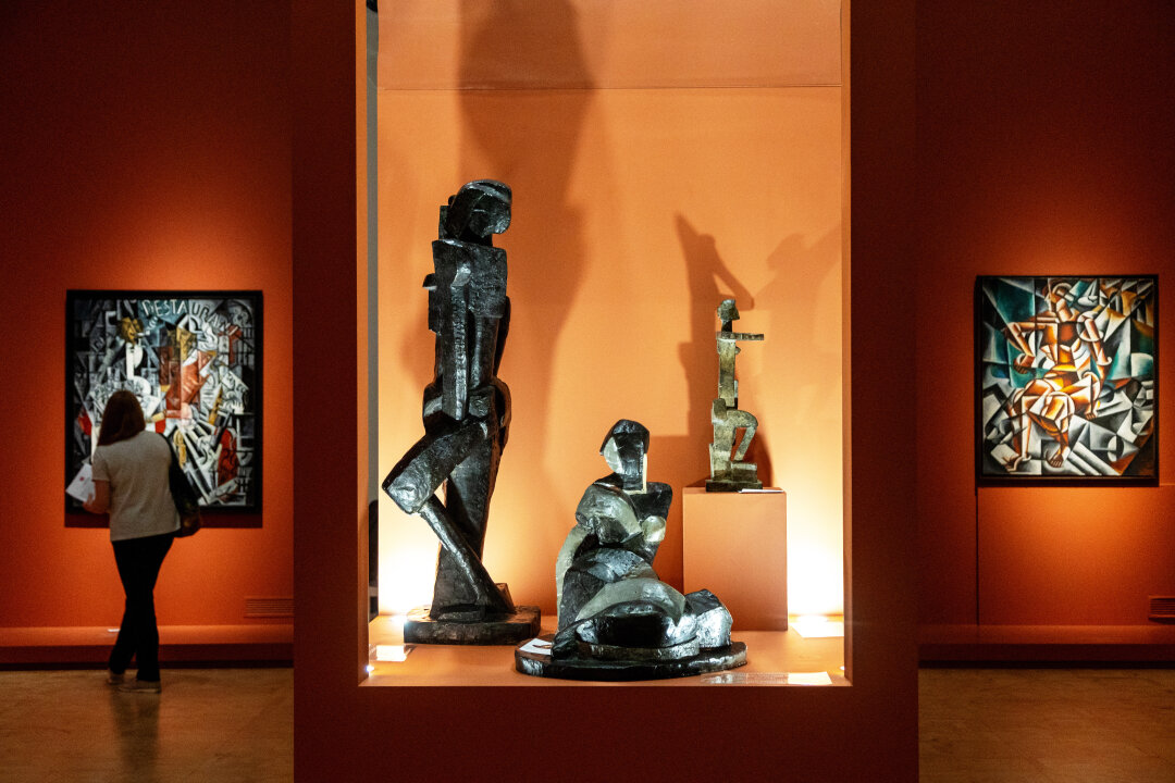 Выставка «Наш авангард» устроена как гайд по главным жанрам и именам актуального искусства начала XX века. В зале «Кубизм. Кубофутуризм. Футуризм